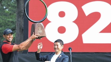 Tiger Woods gana su título 82 de PGA e iguala récord