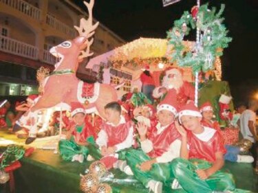 Penonomeños disfrutan del desfile de Navidad