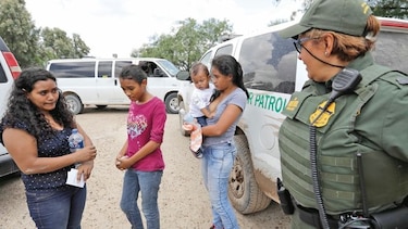 Demócratas presionan sobre crisis migratoria