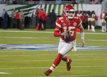 Mahomes firma el contrato más lucrativo en la historia de los deportes