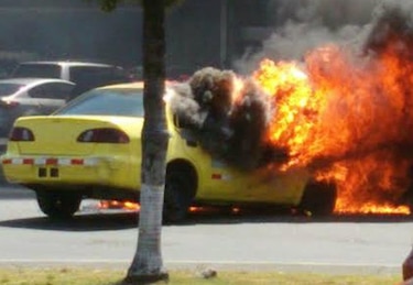 Se incendia taxi en centro comercial de Colón
