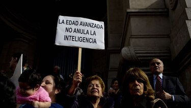 Juez argentino de 97 años dice que seguirá en el cargo