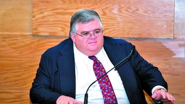 Carstens retrasa su salida