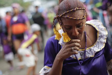 Miles de peregrinos rinden homenaje al Cristo Negro de Portobelo en Panamá