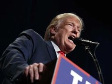 Golpeado pero agresivo, Donald Trump va al debate con Hillary Clinton