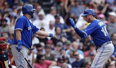 Smoak pega dos jonrones y Azulejos ganan en Boston