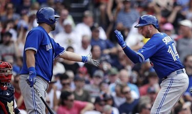 Smoak pega dos jonrones y Azulejos ganan en Boston