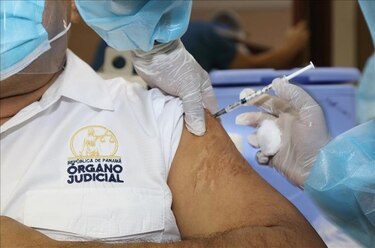 Vacunan a funcionarios del Órgano Judicial; magistrado Fábrega dice que realizan ‘un servicio esencial’