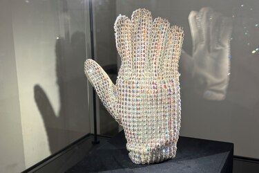 Subastan en París por más de $131 mil un guante que Michael Jackson llevó en 1988