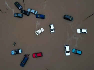 Más de 80,000 personas han sido rescatadas de sus casas tras las inundaciones en el sur de Brasil