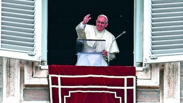 Papa abre vía a ordenación de mujeres