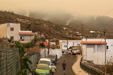 El fuego en la isla española de Tenerife afecta a 12,800 hectáreas