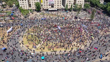 Miles de personas toman plaza Italia de Santiago en primer aniversario de protestas en Chile