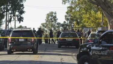 Dos estudiantes fueron baleados dentro de una escuela en Los Ángeles