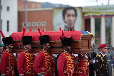 Larga fila para saludar a Chávez en el Museo Militar