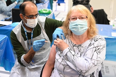 La OMS pide desarrollo ‘masivo’ de medios para producir vacunas anticovid