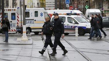 Hombre armado toma rehenes en mercado de París