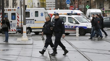 Hombre armado toma rehenes en mercado de París