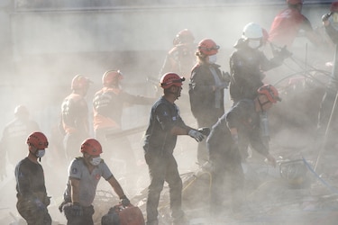 Carrera contrarreloj en Turquía para encontrar supervivientes del sismo