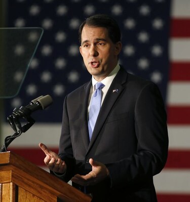 Scott Walker dice que hay que revisar idea de muro EU-Canadá