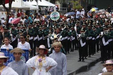 Orgullo y tradición desfilan frente al Palacio de las Garzas, este 3 de noviembre