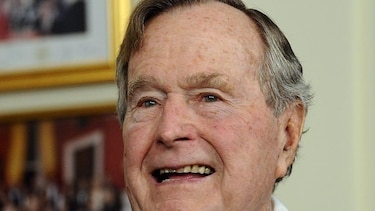 Expresidente George H. W. Bush sigue hospitalizado por problema respiratorio