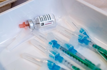 OMS otorga aprobación de emergencia a la vacuna contra la Covid-19 de AstraZeneca  