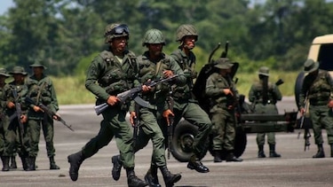 Colombia dice que Venezuela busca bloquear sus infraestructuras con ayuda de grupos armados
