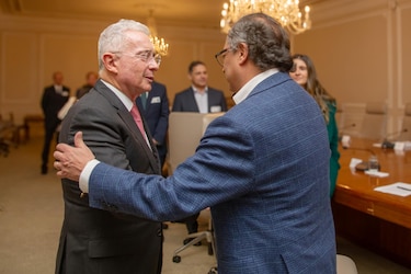 Petro y Uribe se reúnen en la Casa de Nariño para discutir sobre la reforma a la salud