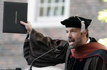 Affleck recibe doctorado honorario en Brown Providence