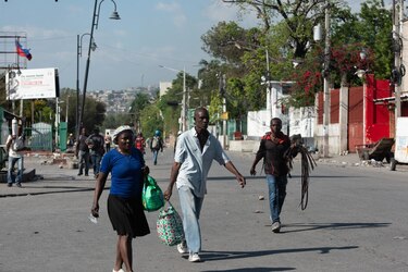 Las bandas reanudaron este lunes sus enfrentamientos con la policía en zonas de Haití