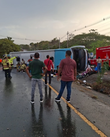 Bus que retornaba de actividad política se accidenta en Río Hato