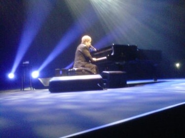 Elton John arranca puntual concierto en Panamá