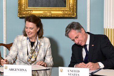 Estados Unidos y Argentina firman un memorándum para restablecer su diálogo estratégico