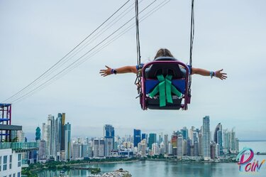 Susto: Turista queda suspendida a más de cien metros de altura en el ‘zipline’ de la Avenida Balboa