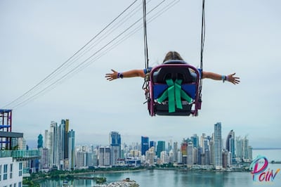 Susto: Turista queda suspendida a más de cien metros de altura en el ‘zipline’ de la Avenida Balboa
