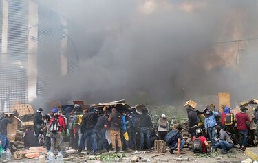 Presidente impone toque de queda y militarización en Quito