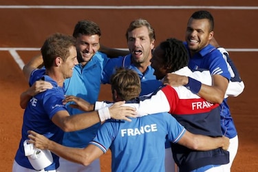 Francia avanza a la final de la Copa Davis; Italia se resiste ante Suiza