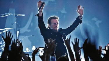 Bono de la banda U2 canta por los que renunciaron a la vida