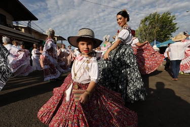 Fotogalería: Tunas de tambores y violines en el Martes de Carnaval en Santo Domingo