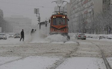 Tormentas de nieve azotan Europa del este y causan estragos