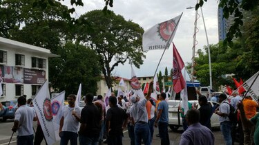 Protesta de trabajadores en contra de una posible 'división' de la CSS