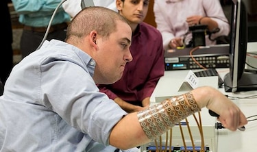 Implante cerebral restablece algunos movimientos de paralítico