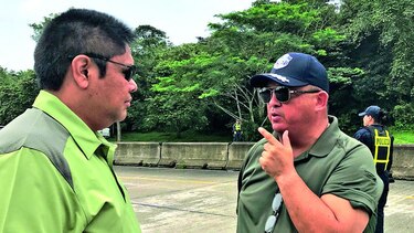 Asesinan a dos policías en puesto de control