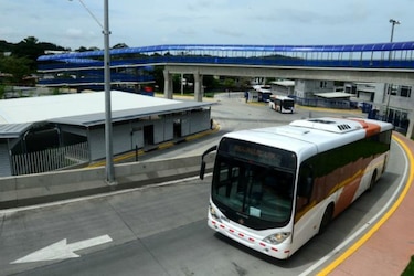 Movimiento normal en centros comerciales y el Metro Bus