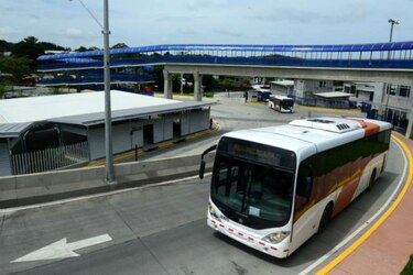 Movimiento normal en centros comerciales y el Metro Bus