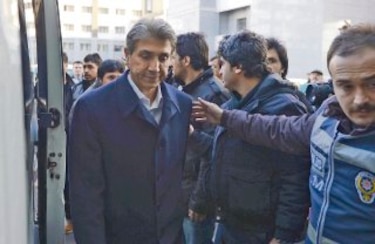 Destituyen a 5 jefes de policía en Turquía