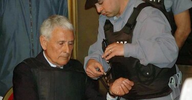 Vuelve a la cárcel torturador argentino; le revocan la prisión domiciliaria