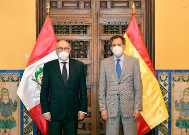 Enviado español visita Perú refinería Repsol donde ocurrió el derrame