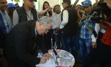 Uribe impulsa recolección de firmas contra acuerdo de paz con FARC